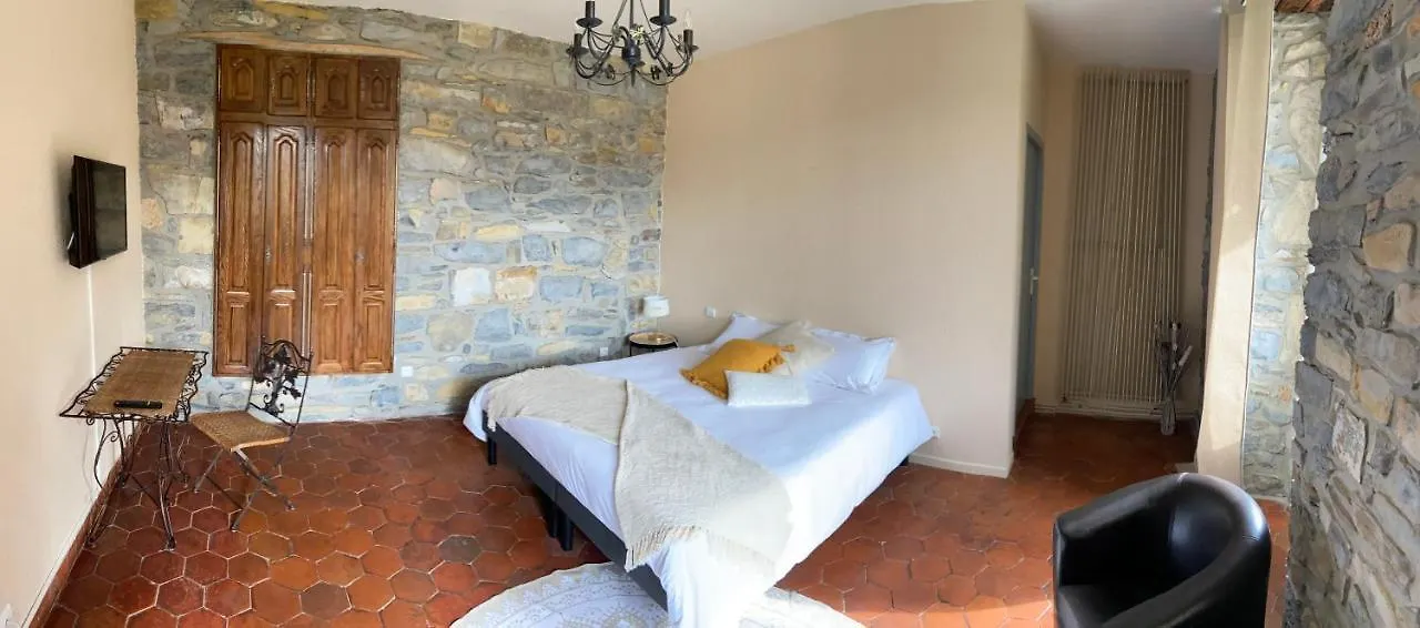Les Tilleuls Saint-Georges-de-Luzencon Bed & Breakfast
